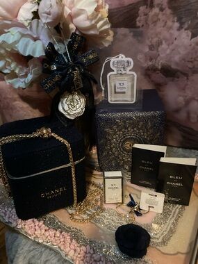CHANEL Navy Glitter Cosmetic Box with Gold Chain & Perfume Samples